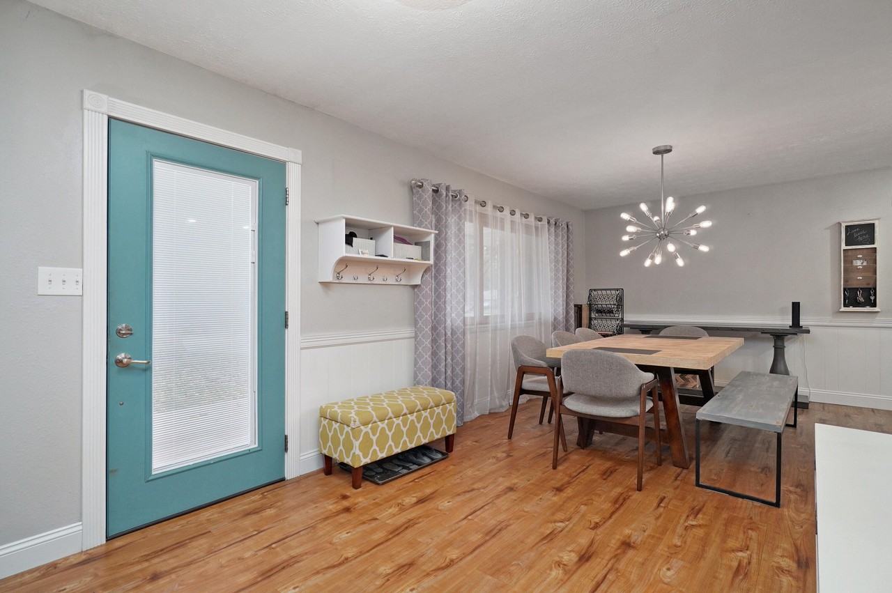 2422 S Kickapoo Ave - Photo 5 of 35