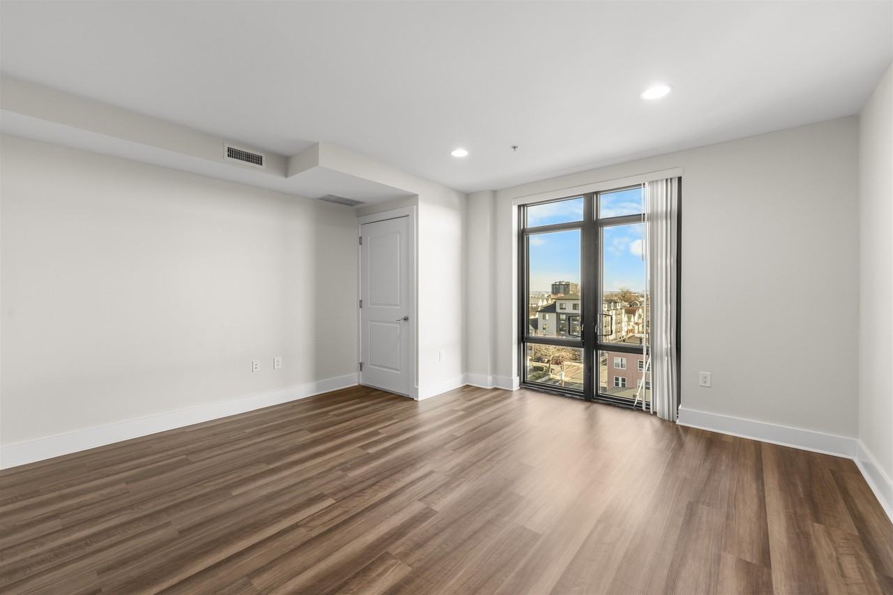 1040 Kennedy Blvd #703 - Photo 4 of 39