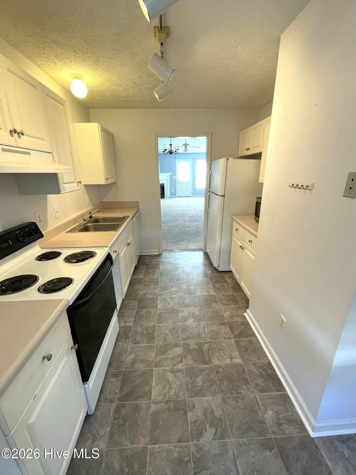220 John Ct - Photo 6 of 15
