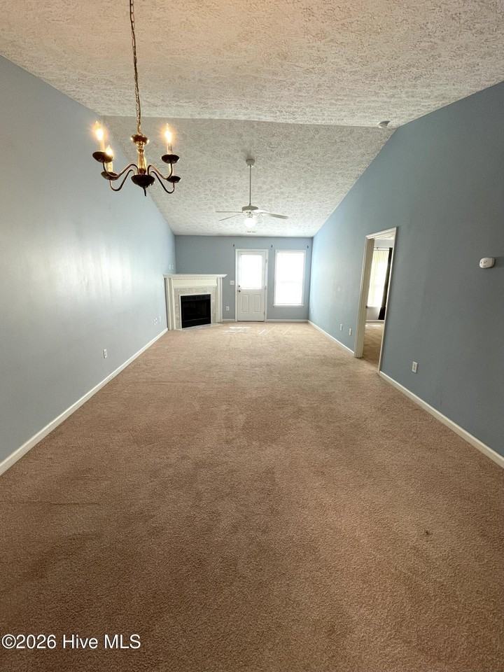 220 John Ct - Photo 7 of 15