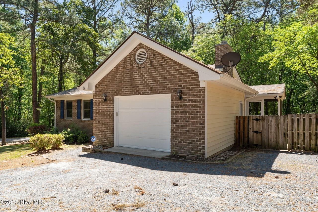 24 Spring Lake Dr - Photo 3 of 50