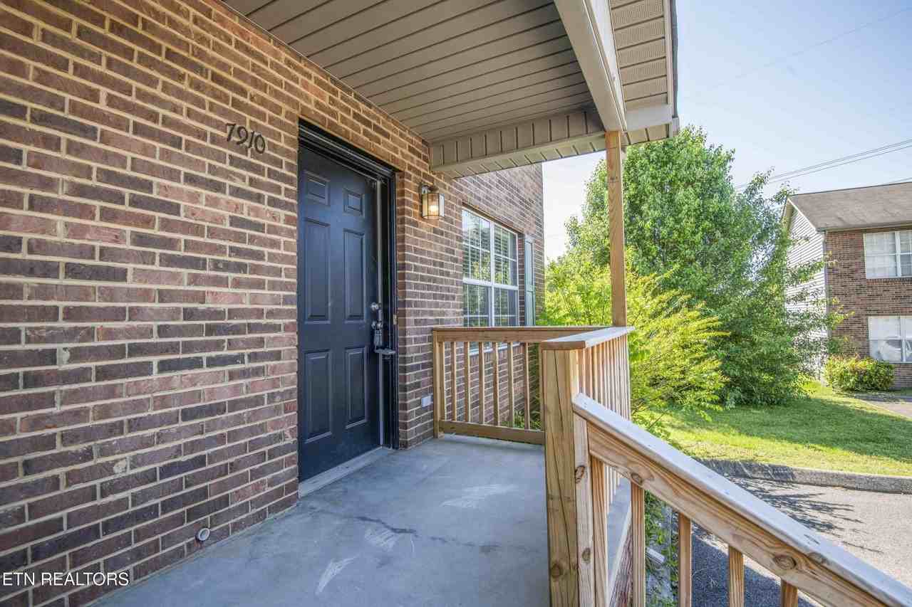 7910 Gray Heights Way - Photo 5 of 35