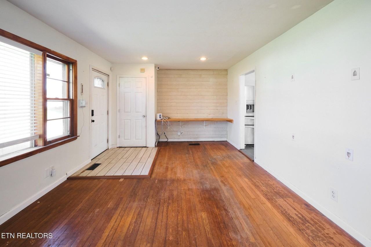 548 Murray Dr - Photo 3 of 50