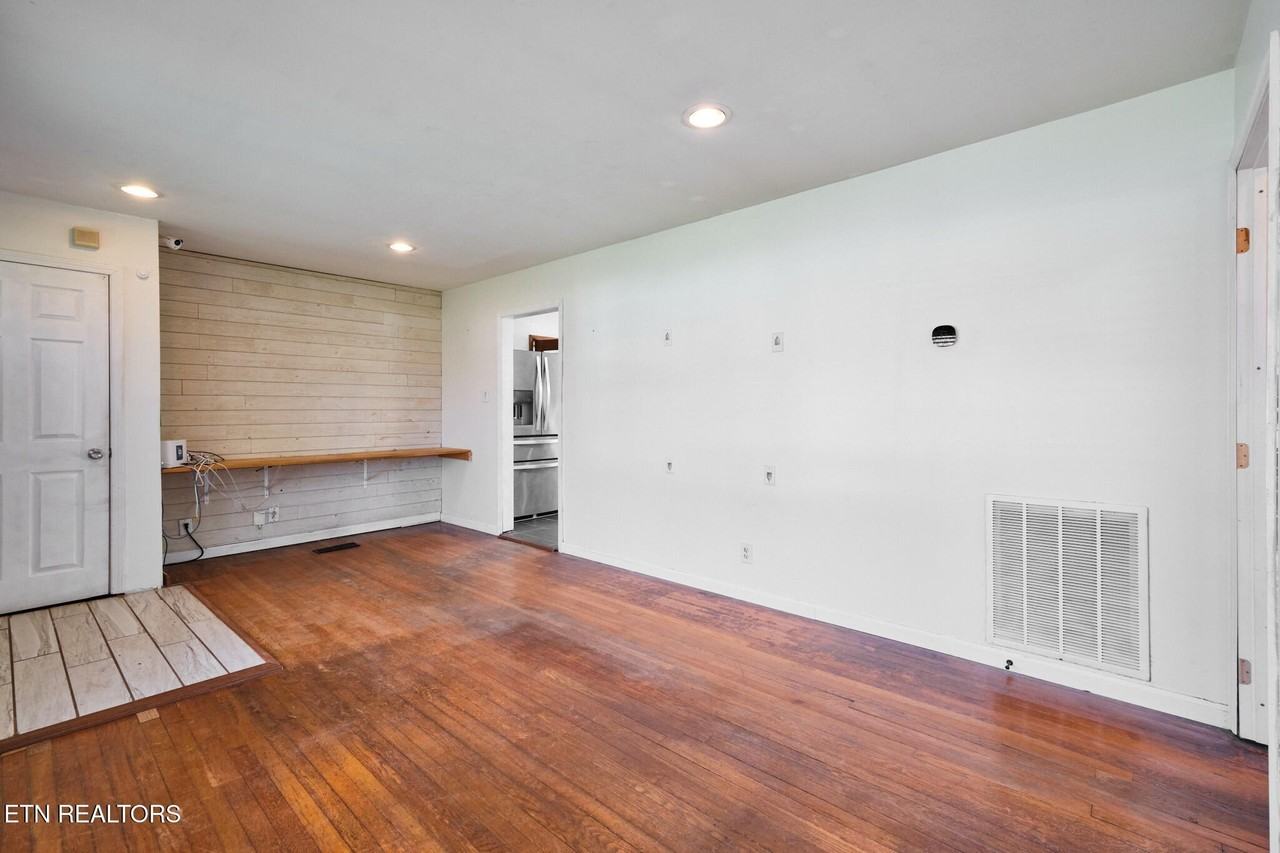 548 Murray Dr - Photo 4 of 50