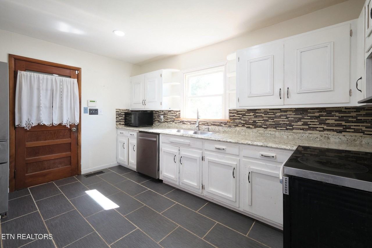 548 Murray Dr - Photo 6 of 50