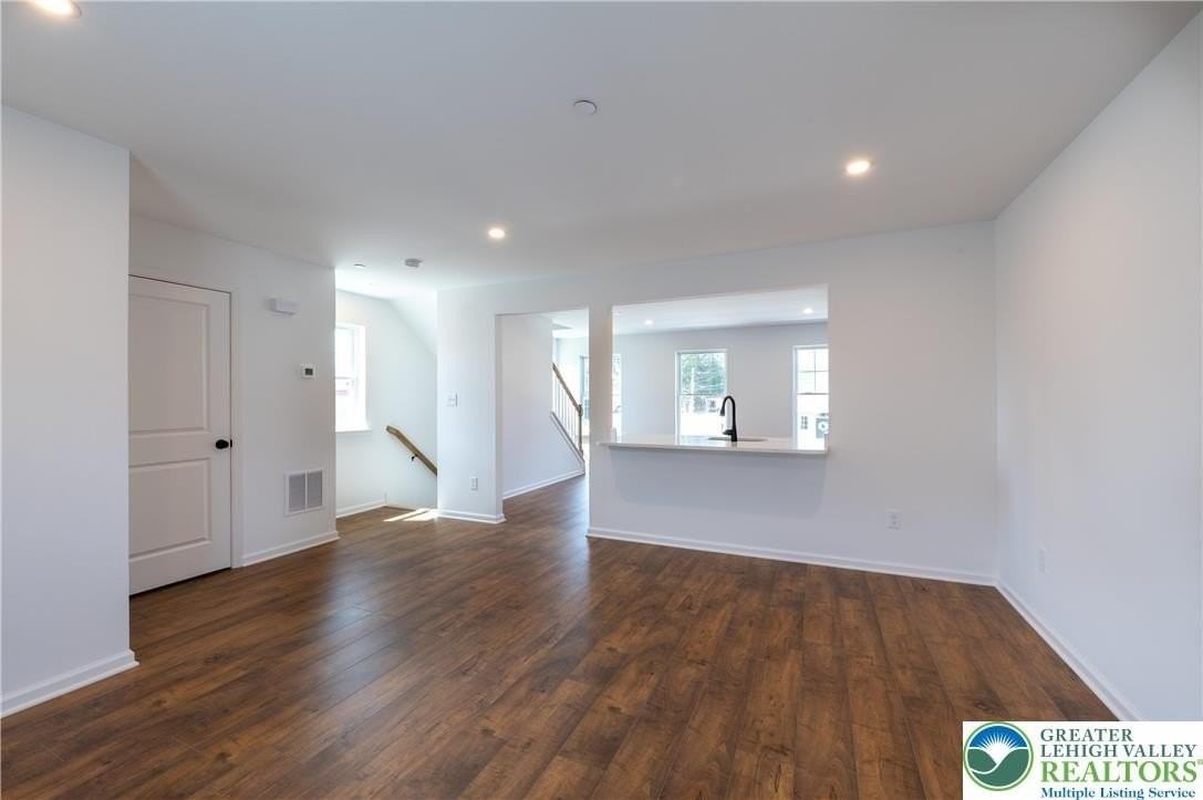560 Long St #4 - Photo 3 of 16