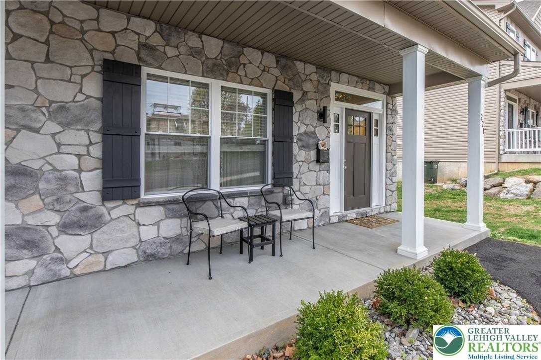 221 Craig Ave - Photo 2 of 32