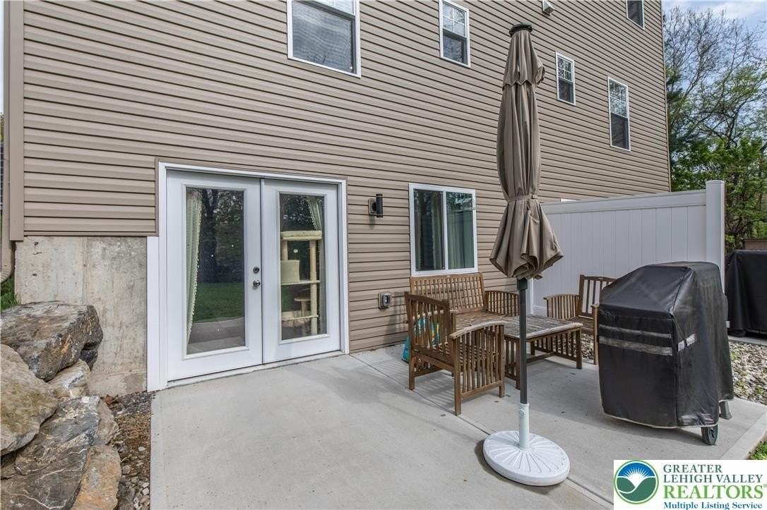 221 Craig Ave - Photo 3 of 32