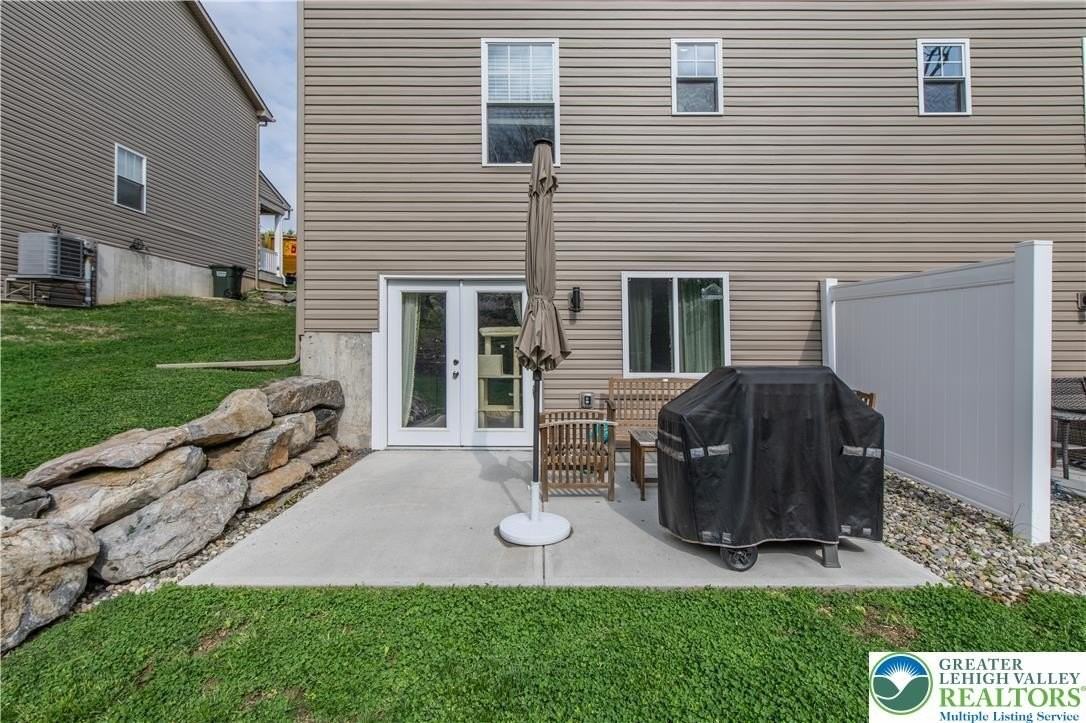 221 Craig Ave - Photo 4 of 32