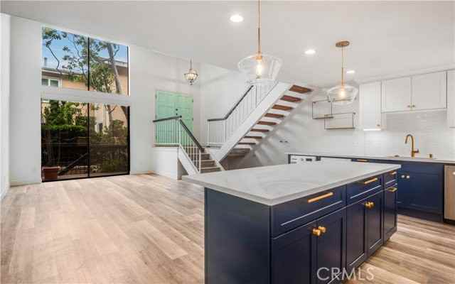 984 Granville Ave - Photo 3 of 8