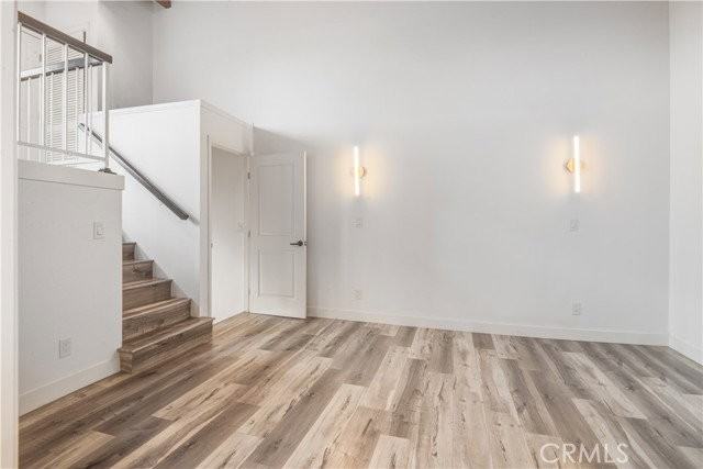 984 Granville Ave - Photo 5 of 8