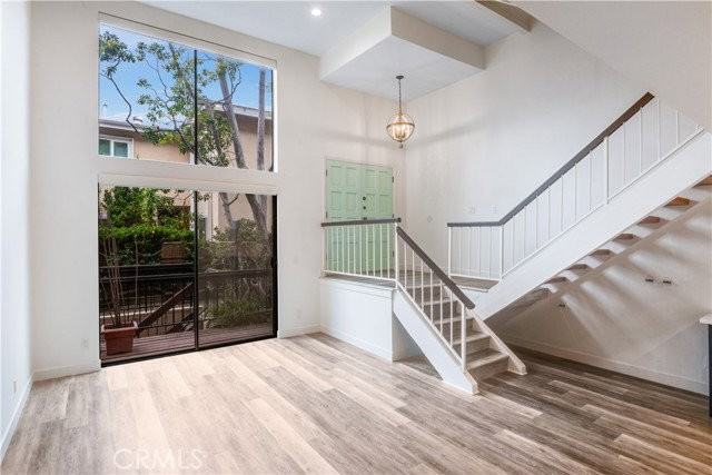 984 Granville Ave - Photo 6 of 8