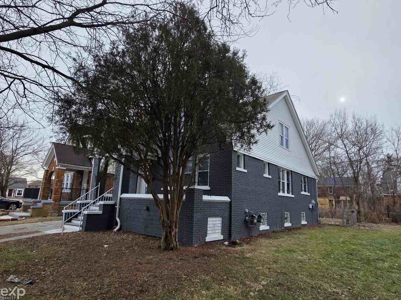 5217 Lakeview St - Photo 2 of 18