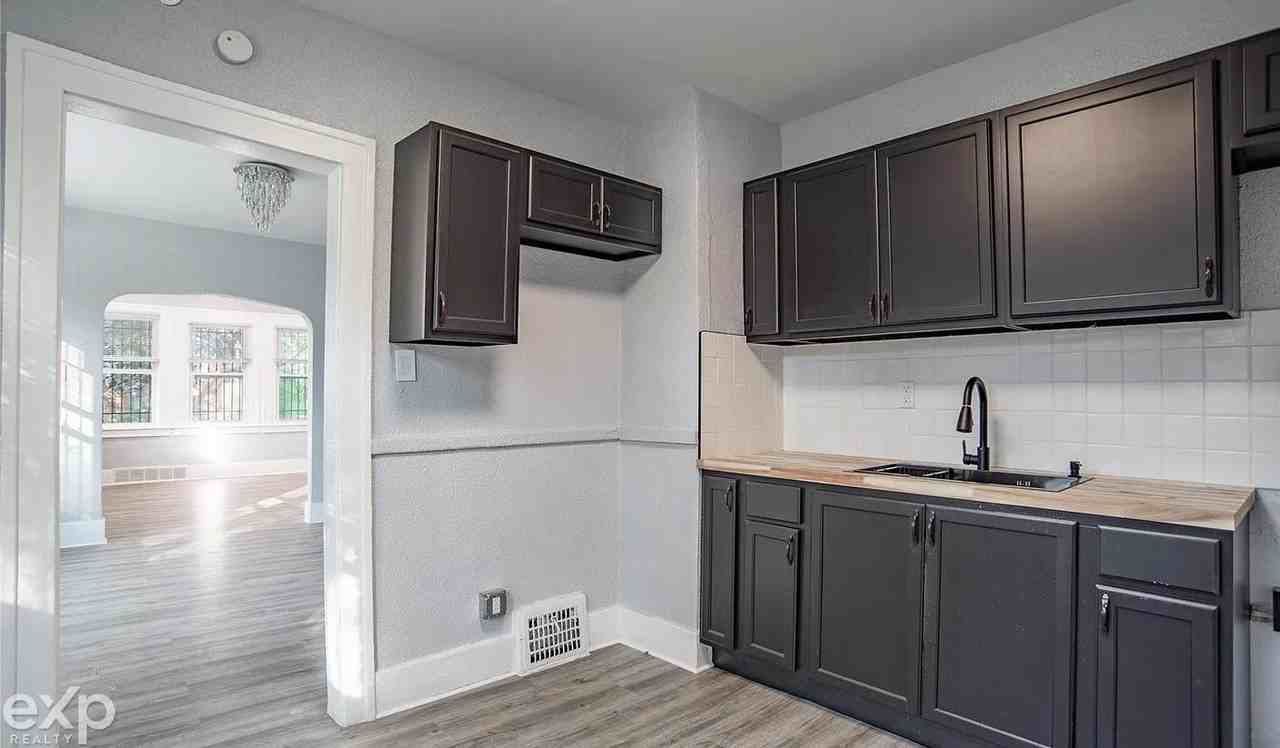 5217 Lakeview St - Photo 6 of 18