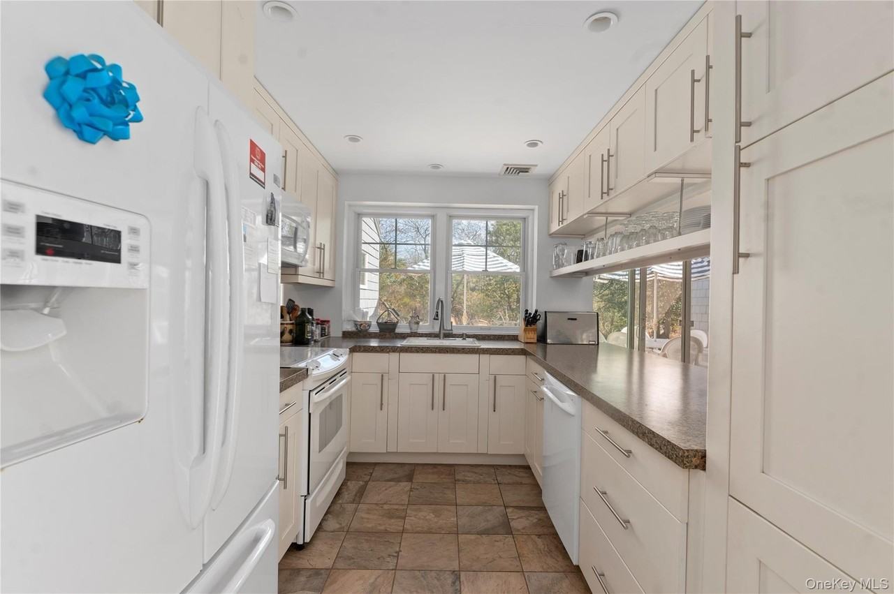 55 Ocean Rd - Photo 3 of 14