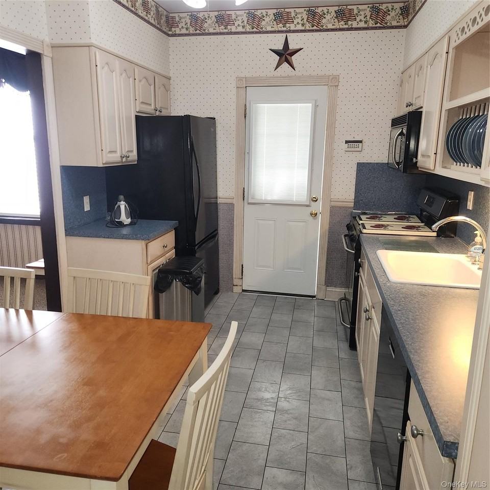 7716 78th St - Photo 3 of 9