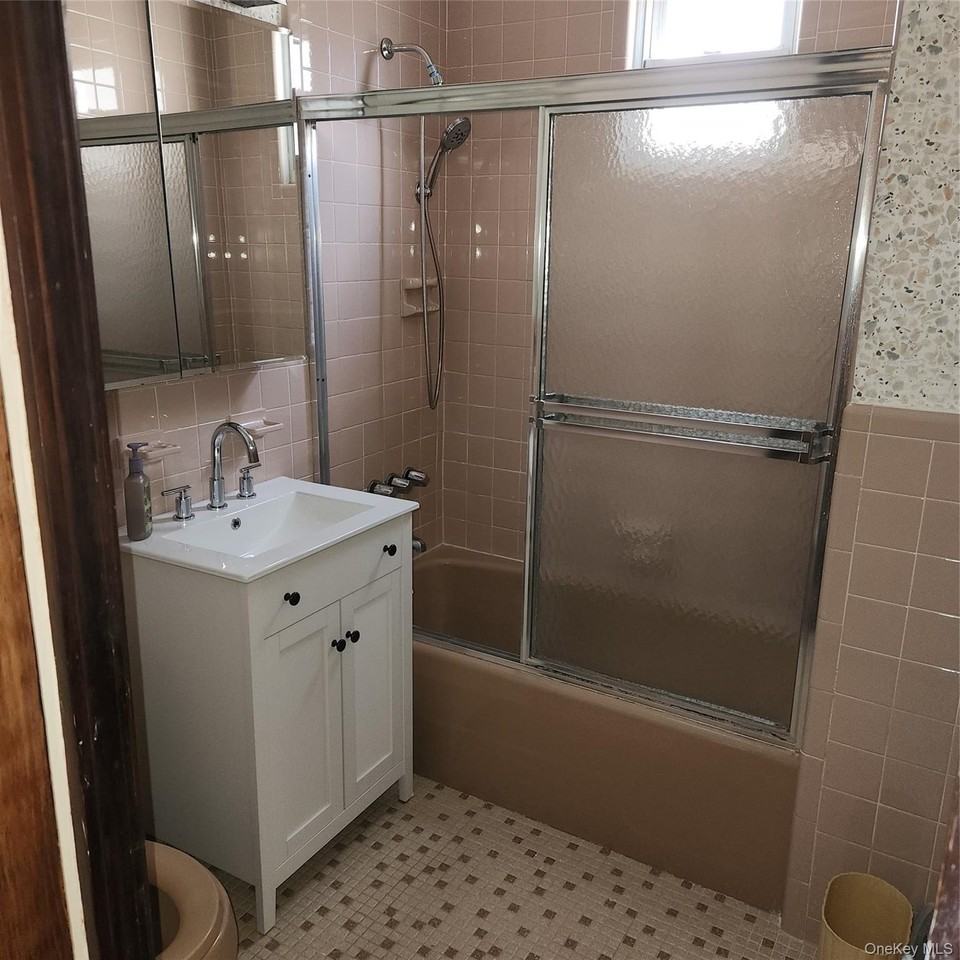 7716 78th St - Photo 5 of 9