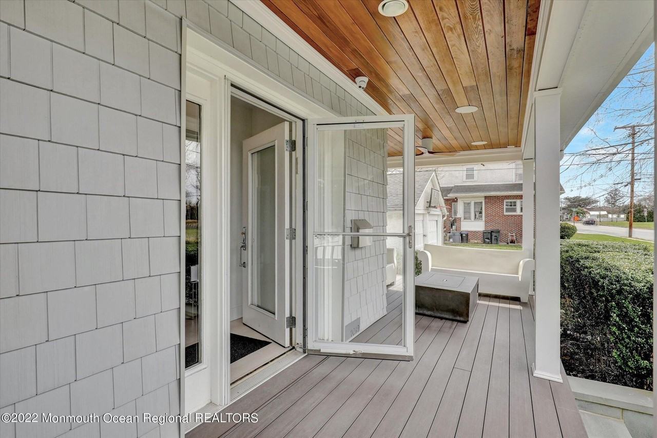 1049 Norwood Ave - Photo 5 of 41