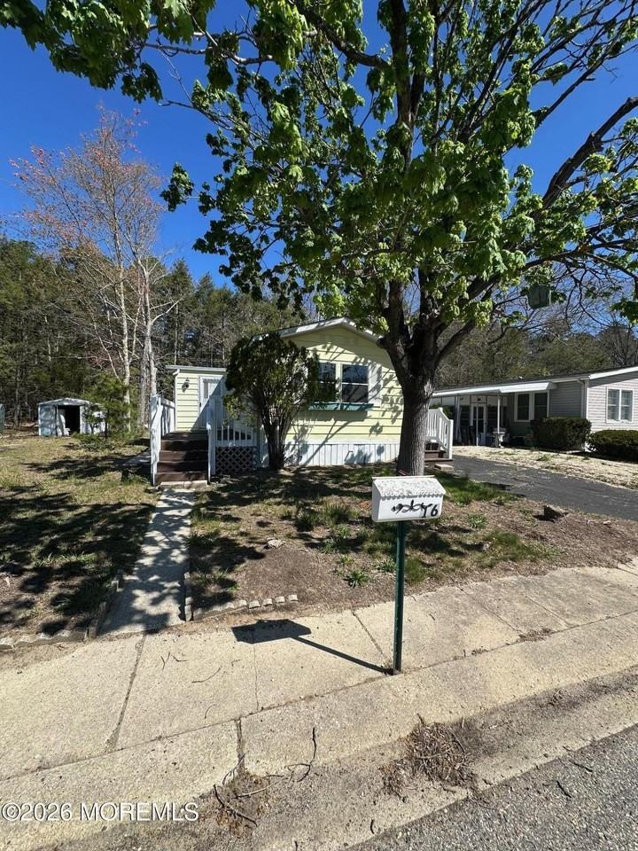 16 Maplewood Dr - Photo 2 of 12