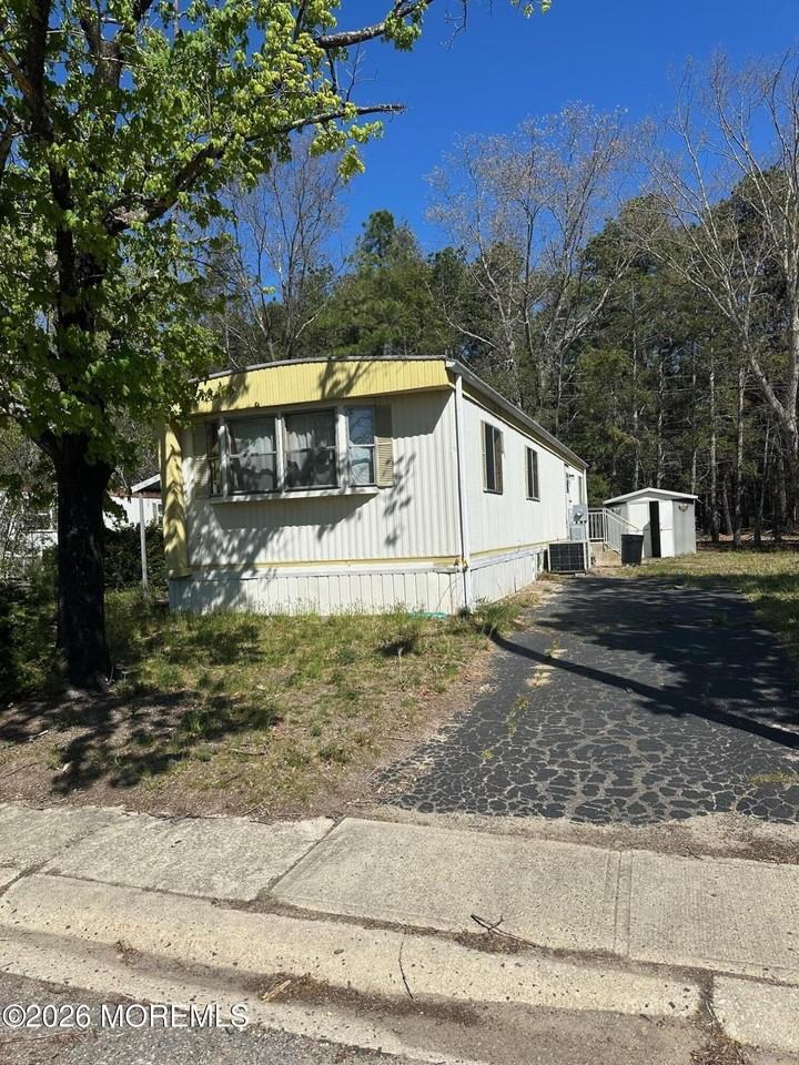 20 Maplewood Dr - Photo 2 of 7