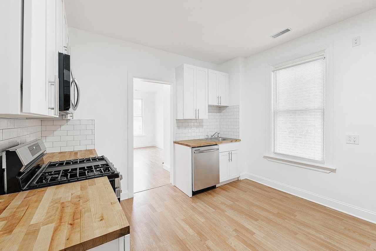 1430 W Superior St #2R - Photo 2 of 18