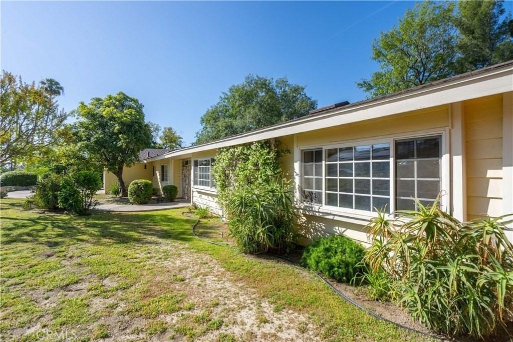 11761 Encino Ave - Photo 3 of 42