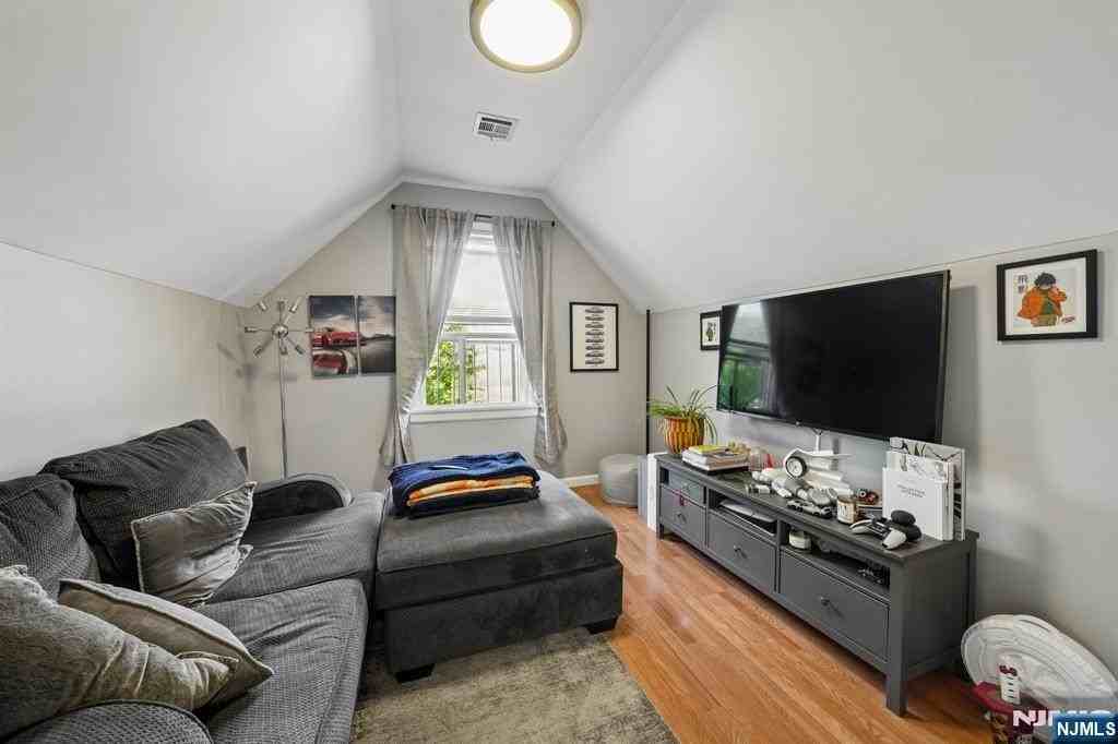 133 Franklin Ave - Photo 4 of 17