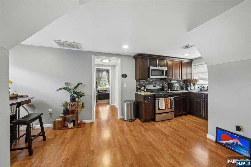 133 Franklin Ave - Photo 7 of 17