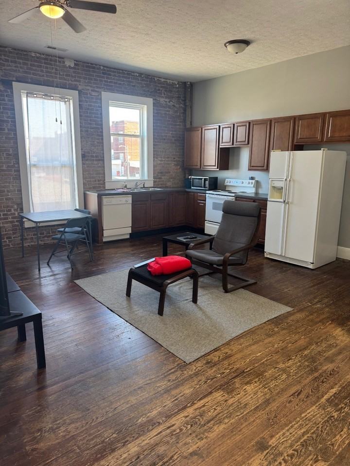 748 9th St #B - Photo 3 of 7