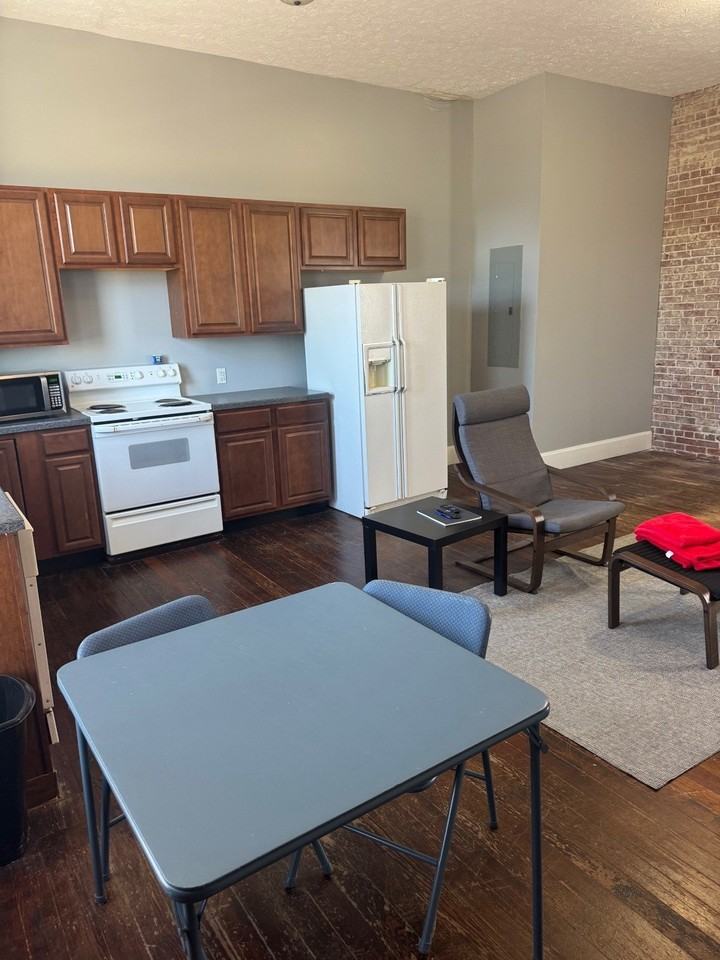 748 9th St #B - Photo 4 of 7