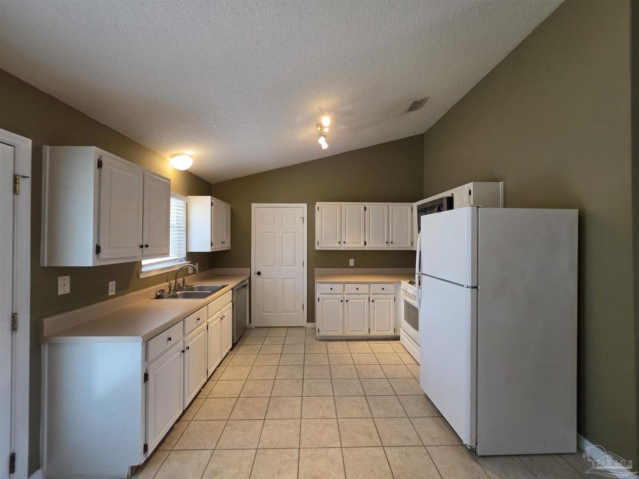 4041 Shorewood Dr - Photo 6 of 21