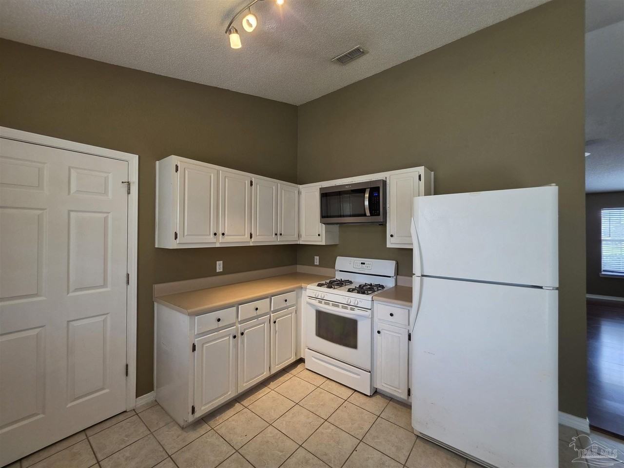 4041 Shorewood Dr - Photo 7 of 21