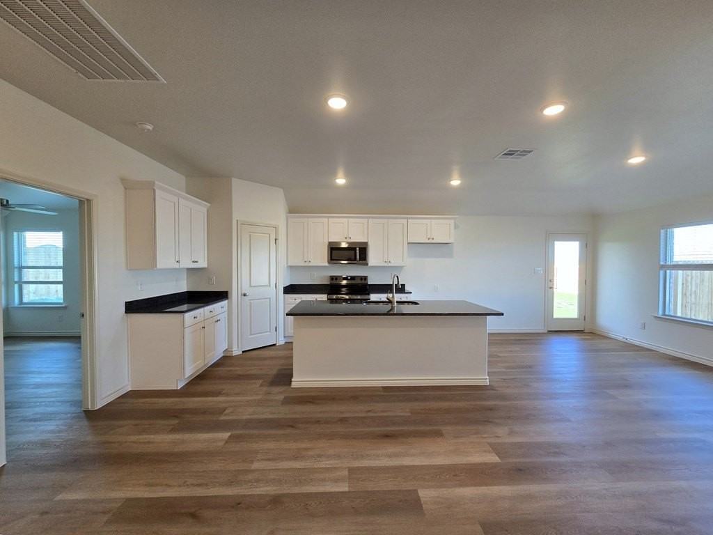 1341 Loess St - Photo 4 of 19