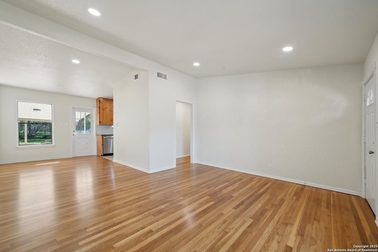 407 Haverford Dr - Photo 4 of 25