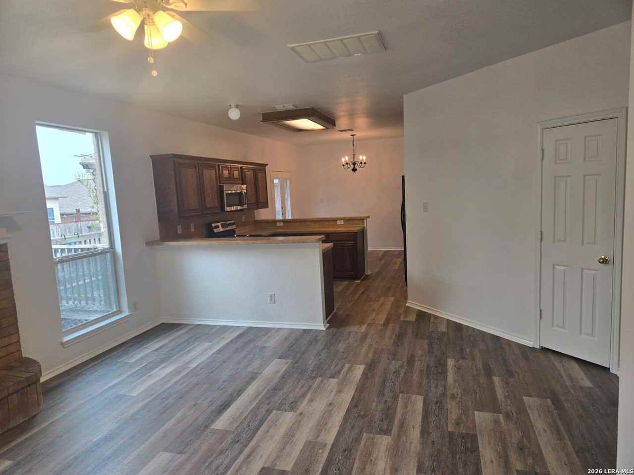 405 Point Vly - Photo 7 of 16