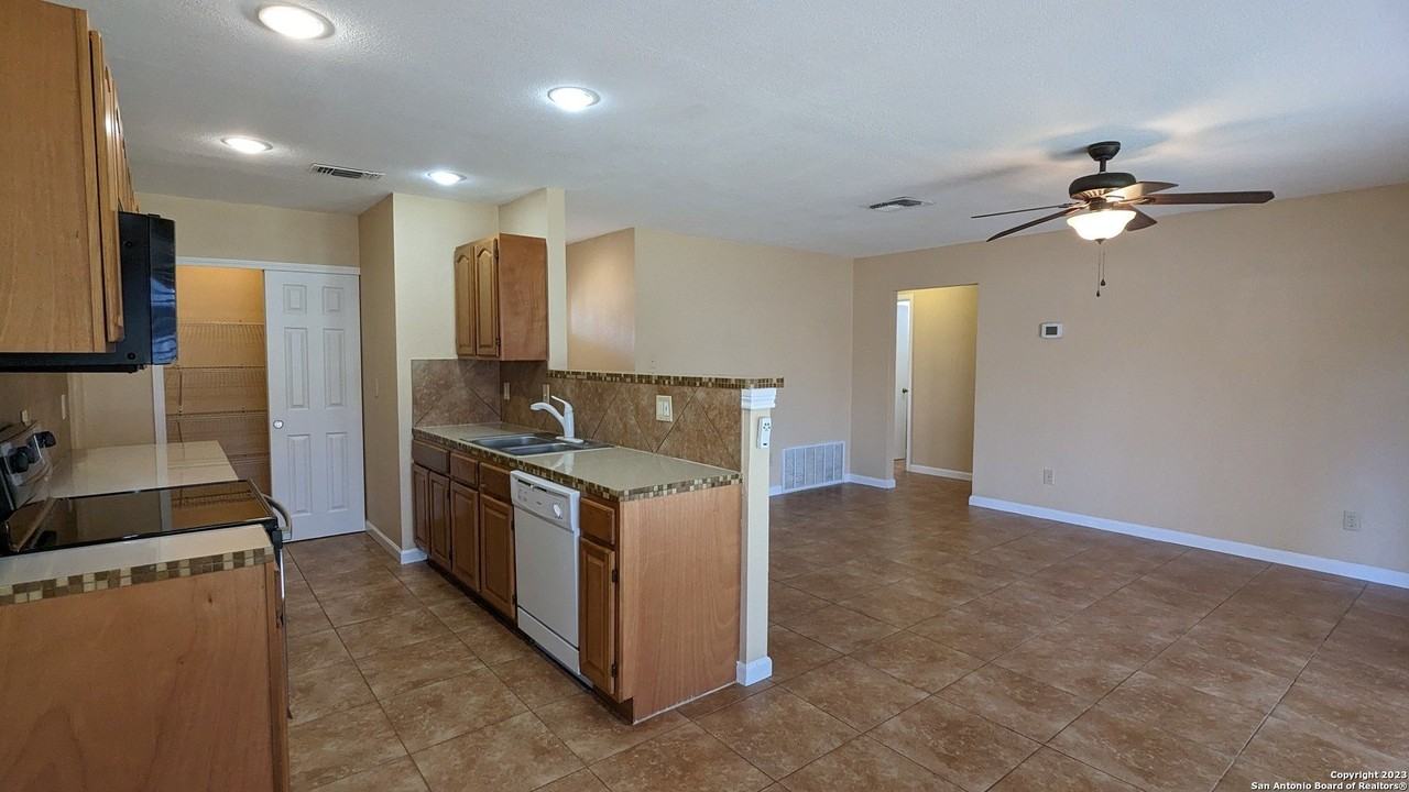 5927 Cliff Rock Dr - Photo 3 of 14