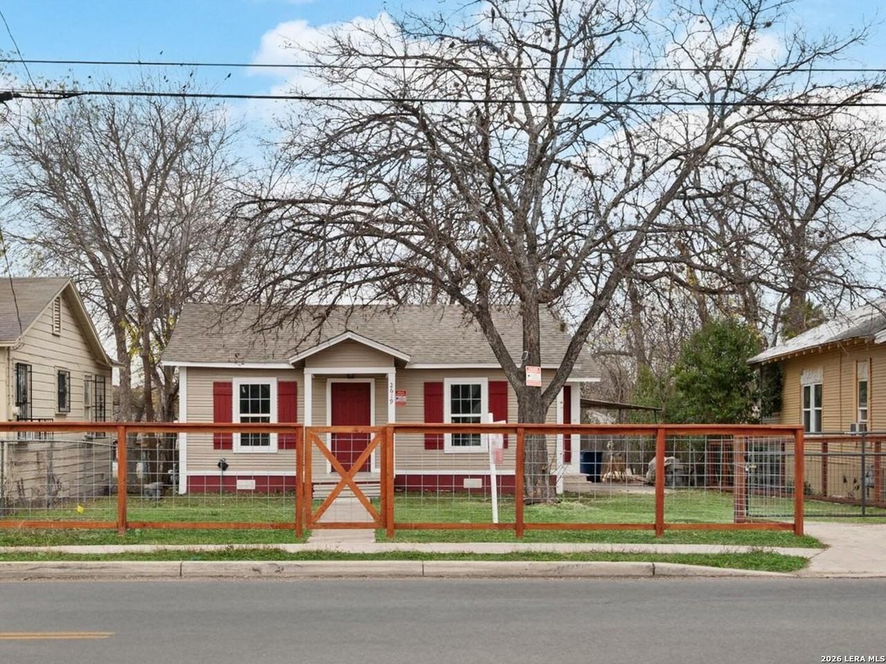 2619 E Houston St - Photo 2 of 18