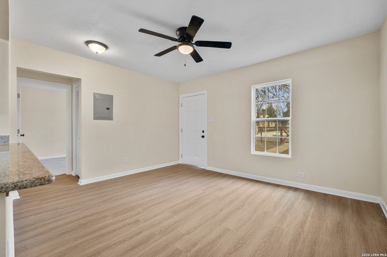 2619 E Houston St - Photo 4 of 18