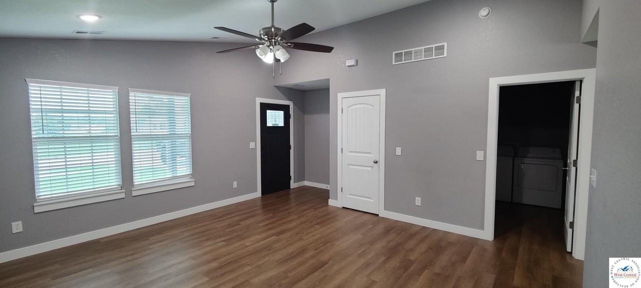 3101 Aaron Ave - Photo 3 of 17