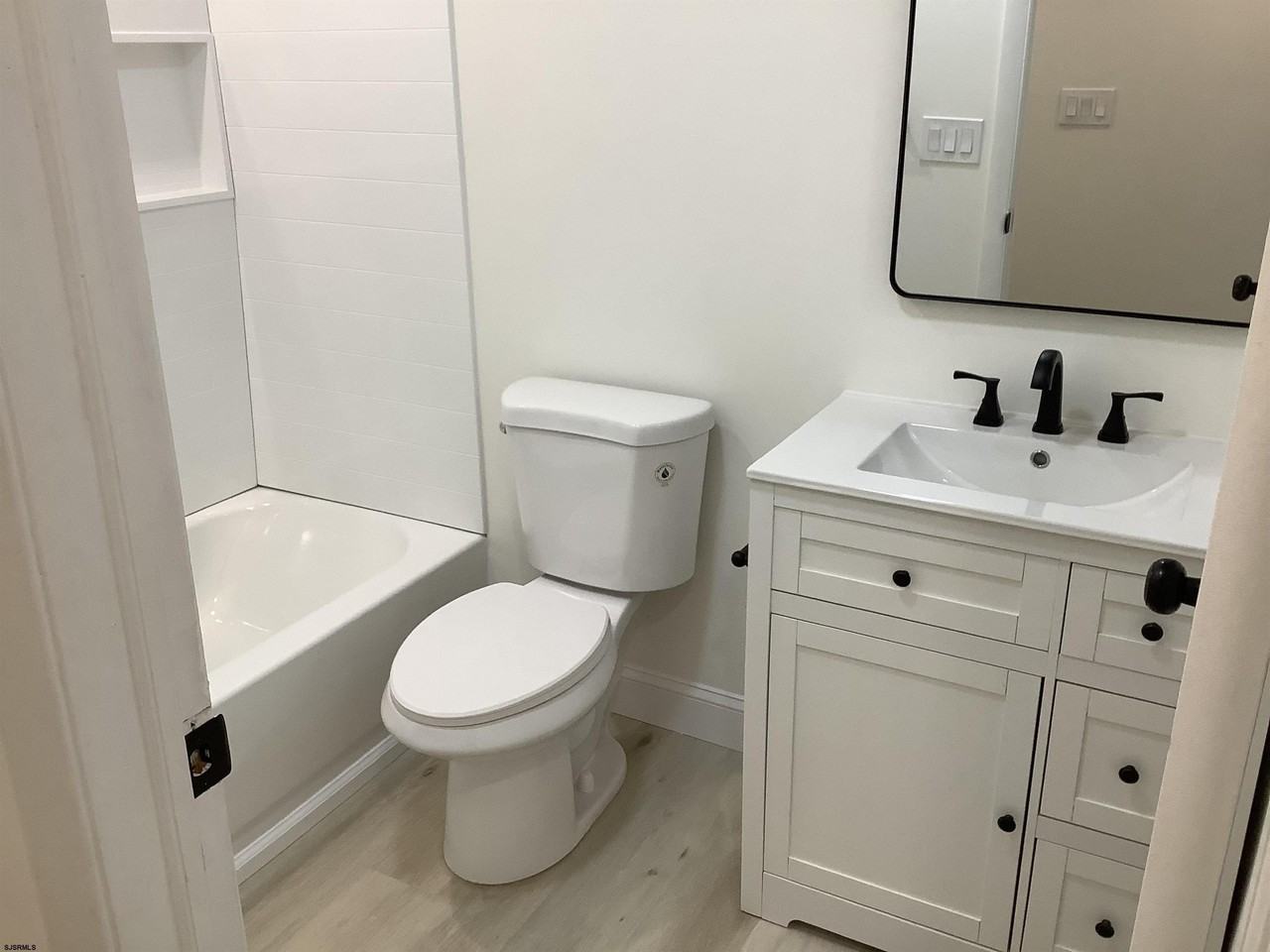 22 Oyster Bay Rd - Photo 3 of 20