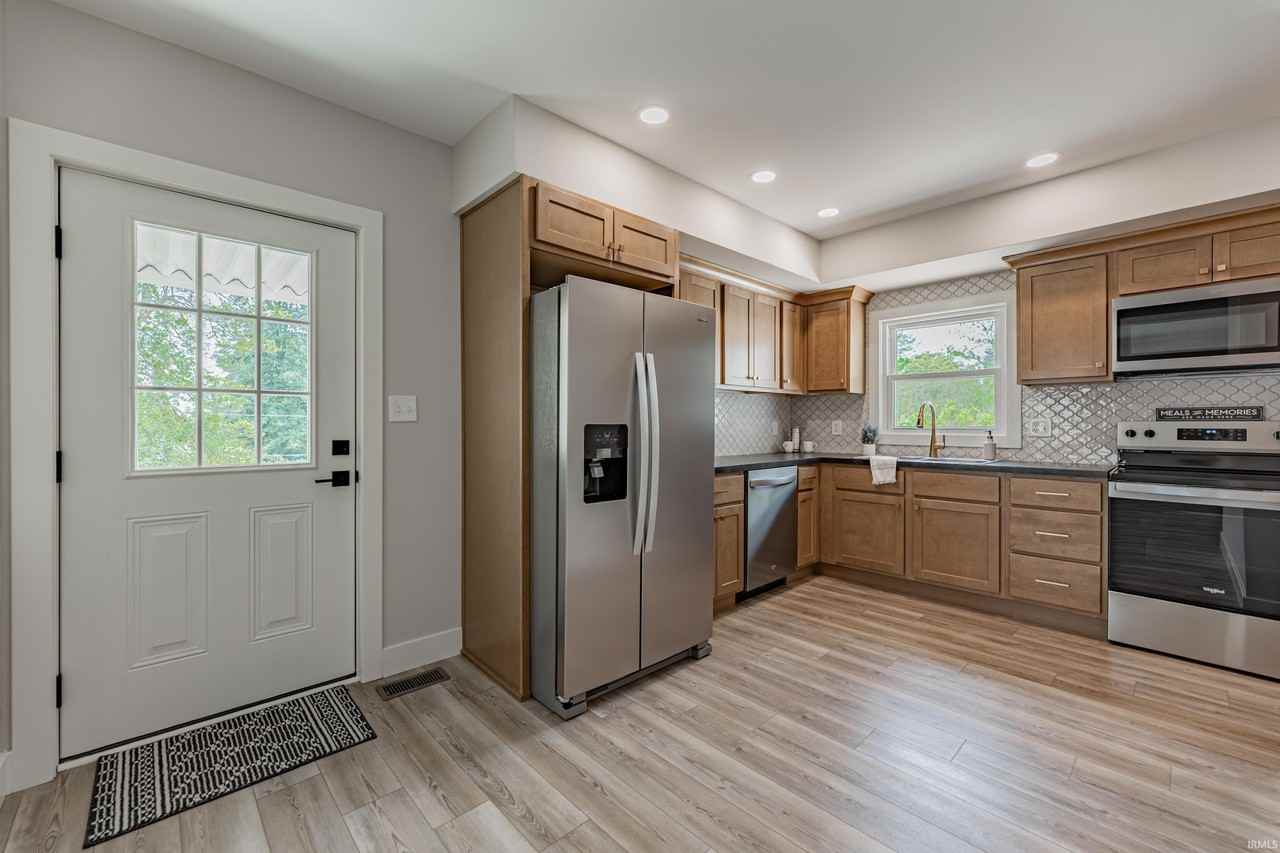 1710 Russell Ave - Photo 6 of 30