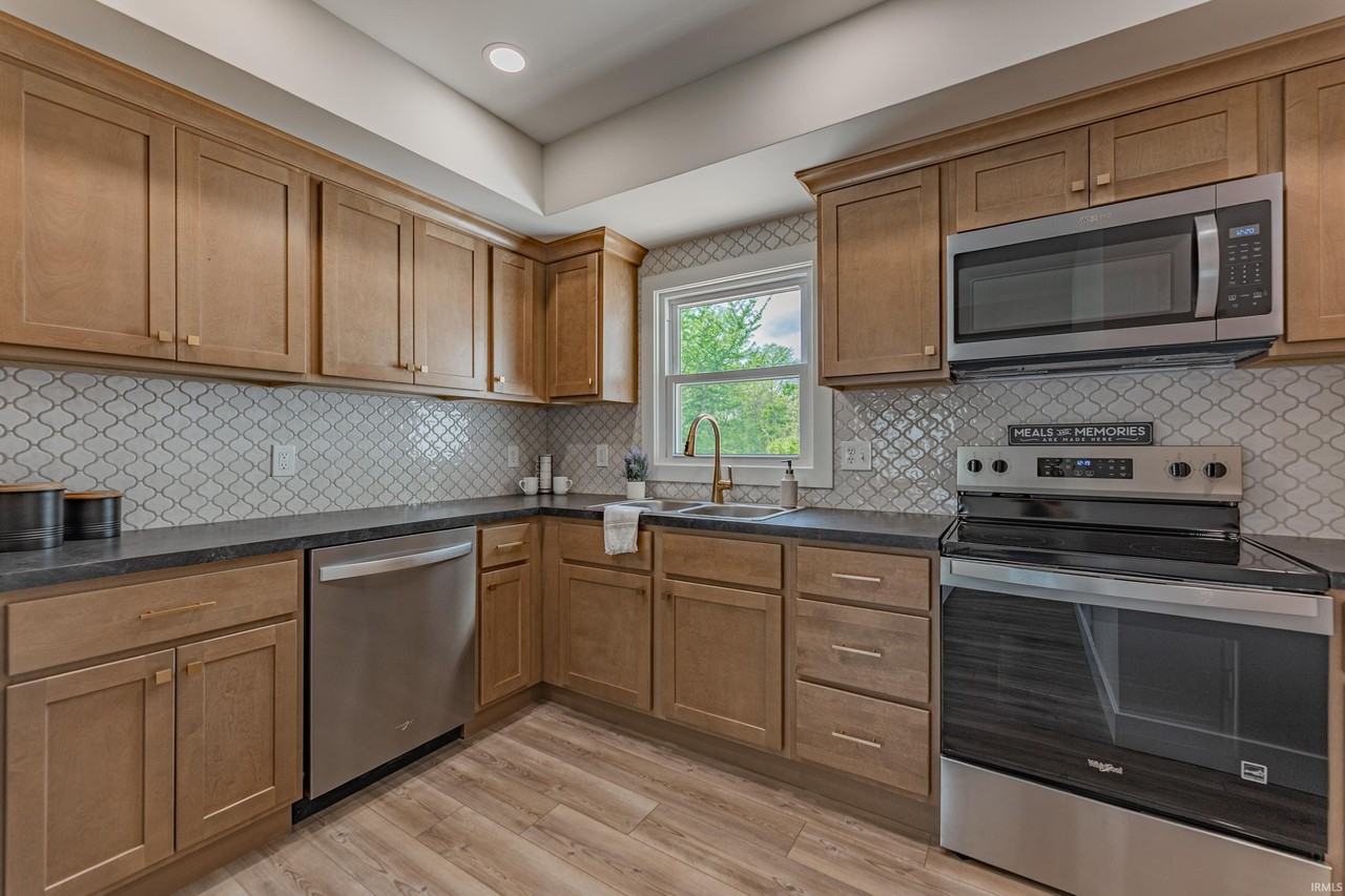 1710 Russell Ave - Photo 7 of 30