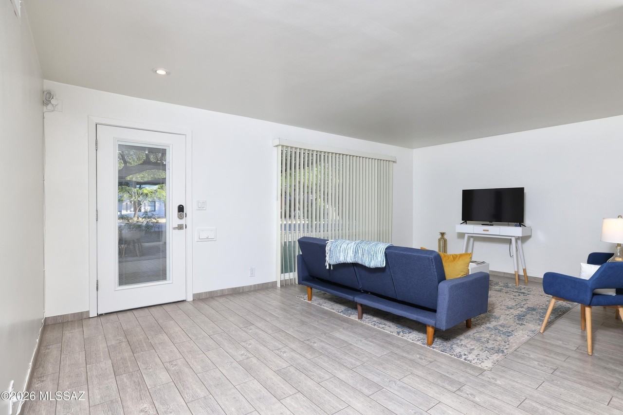 2039 E 8th St #A - Photo 3 of 26