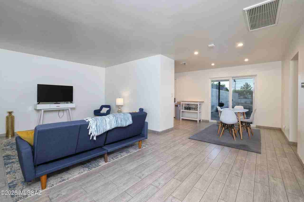 2039 E 8th St #A - Photo 6 of 26