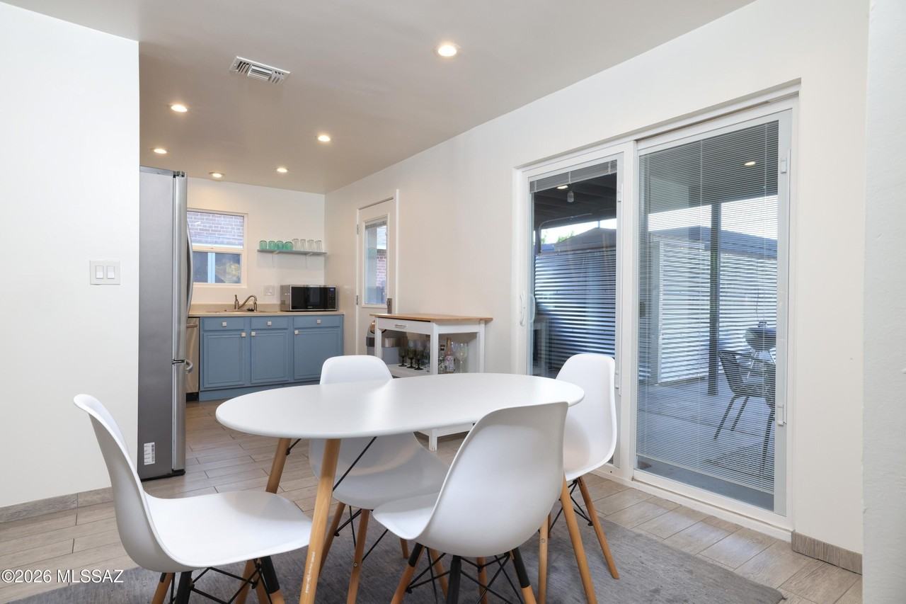 2039 E 8th St #A - Photo 7 of 26