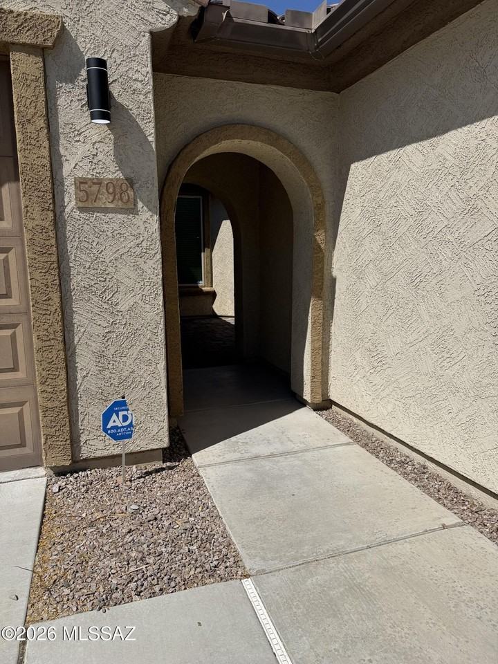 5798 S Clonmellon Ave - Photo 2 of 36