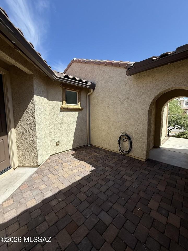 5798 S Clonmellon Ave - Photo 3 of 36