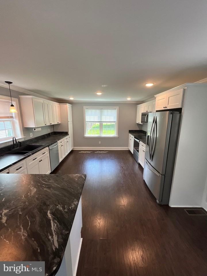 112 E Main St - Photo 5 of 26