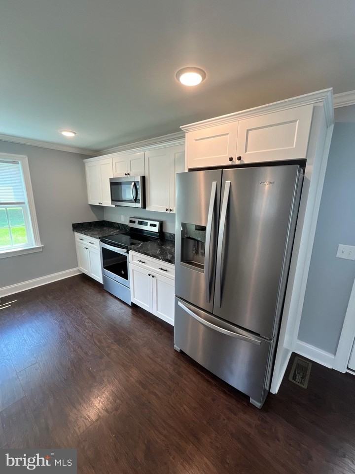 112 E Main St - Photo 7 of 26