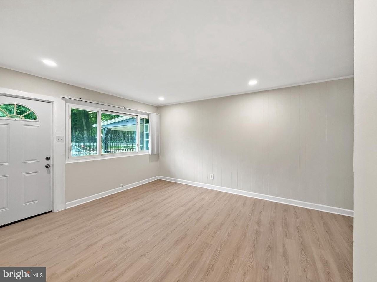 7905 Greenleaf Rd - Photo 3 of 30